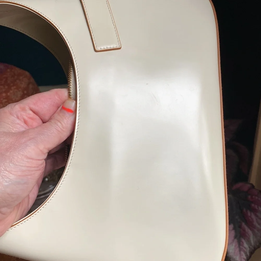 Salvatore Ferragamo cream leather handbag. - Picture 7 of 11